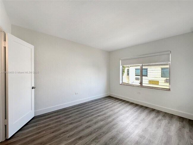 Building Photo - 1920 Biarritz Dr