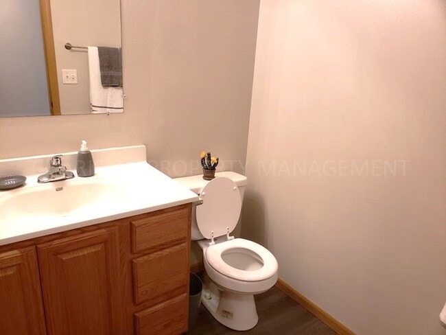 Building Photo - 300 Scott Pl