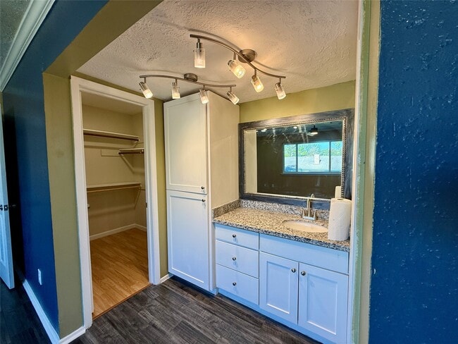 Building Photo - 13834 New Village Ln