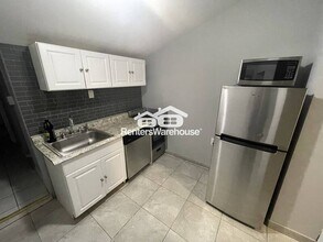 Building Photo - 519 S Port St