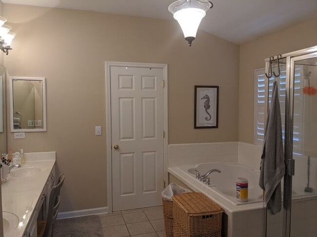 Building Photo - Birkdale Village with Fenced Yard-Huntersv...