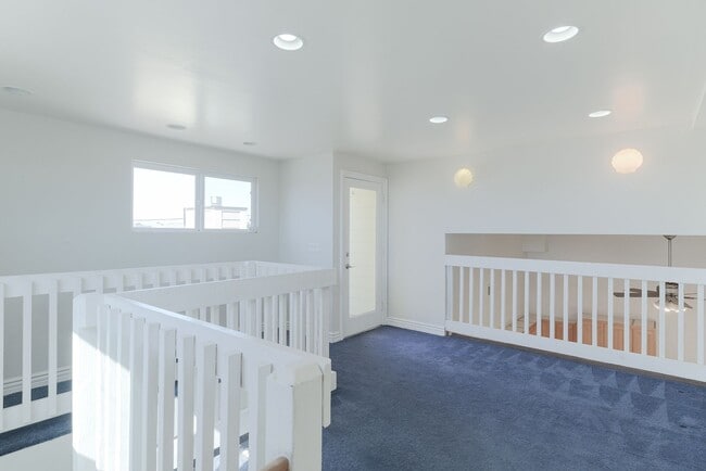 Building Photo - 3-Bed + 2.5 Bath Home with roof top deck with views of Ocean | Silverstrand Beach | Unfurnished