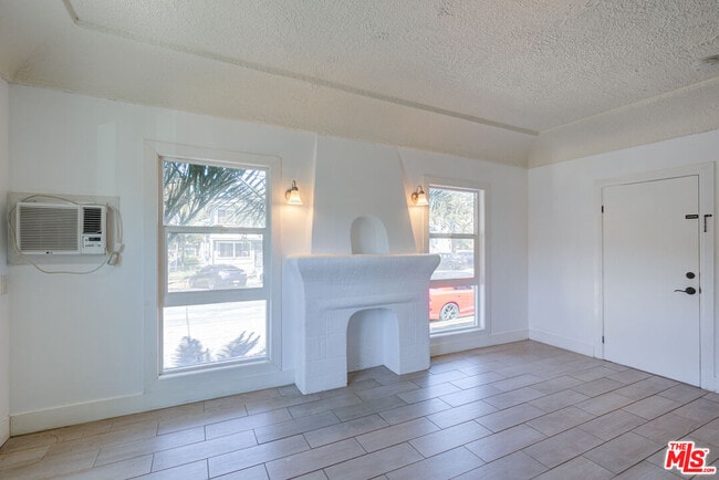 Building Photo - 644 W 5th St