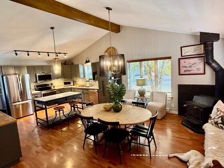 Primary Photo - 79 Navajo