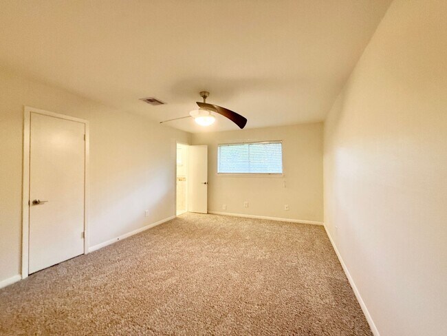 Building Photo - Elegant 3/2/2 home in Maplewood near Meyer...