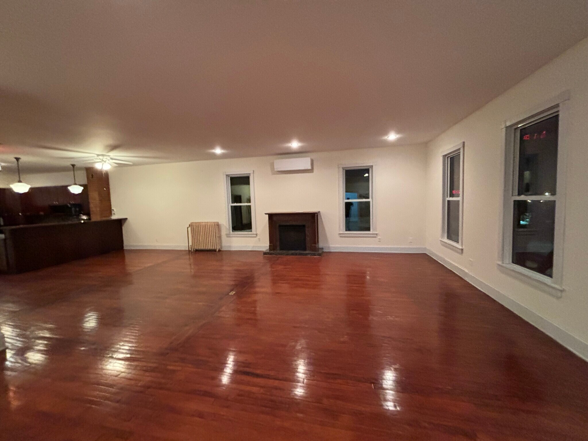 Building Photo - 941 W 7th St