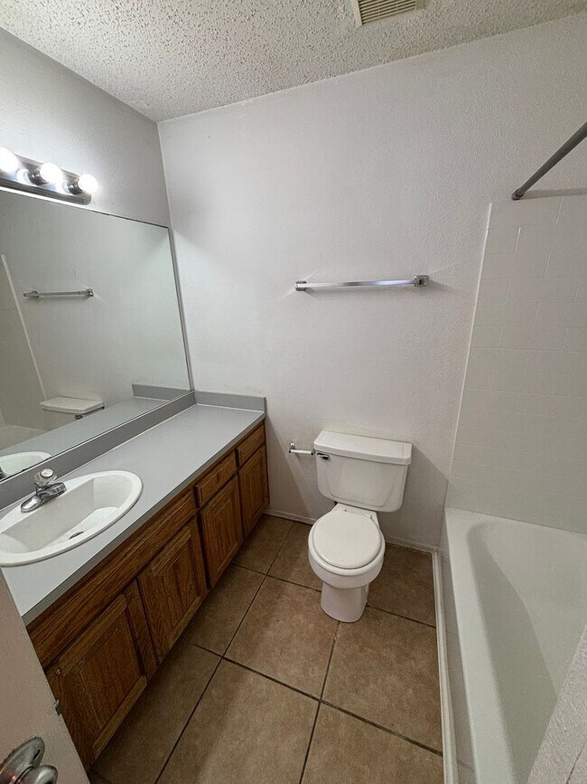 Building Photo - Adorable 2-Bedroom, 2-Bathroom Single Fami...