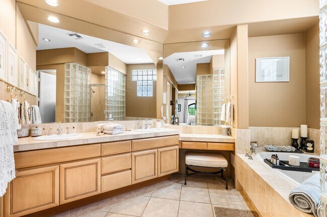 Building Photo - 78760 Cabrillo Way
