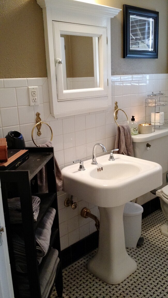 Building Photo - 840 S Knoxville Ave