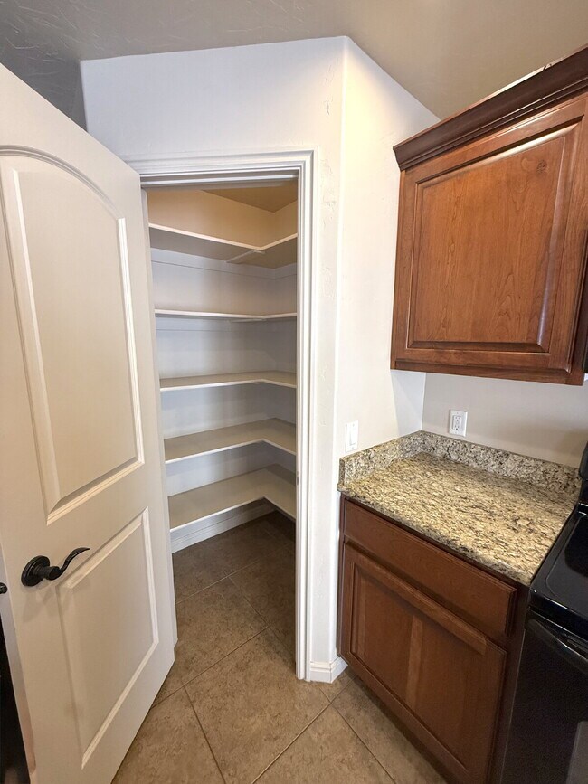 Building Photo - Fossil Hills Townhomes 3 Bed 2.5 Bath