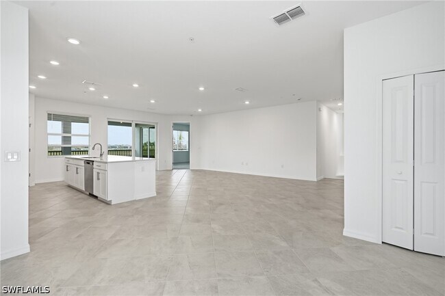 Building Photo - 15918 Grn Acrs Ave