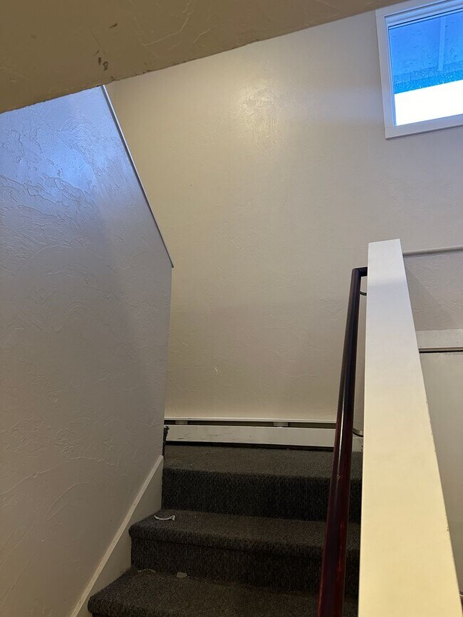 Building Photo - Heat Included! Heated Storage, 2 Bedroom/1...