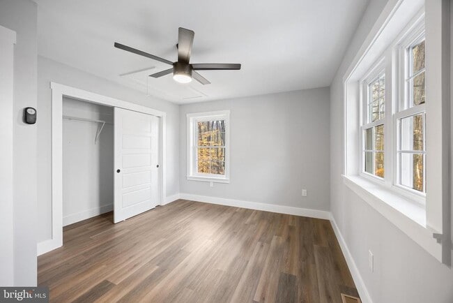 Building Photo - 1322 W King Rd