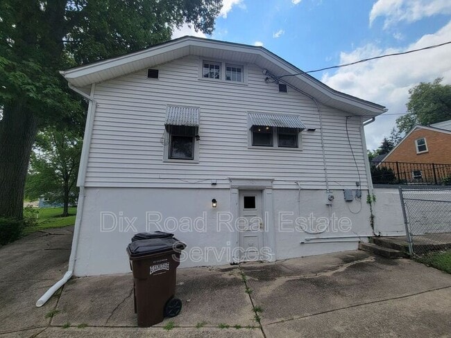 Building Photo - 1618 Dix Rd