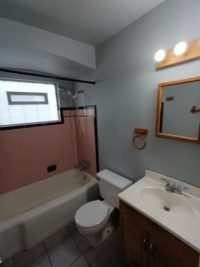Building Photo - 3 bedroom 1 Bath Bungalow - Now Available!
