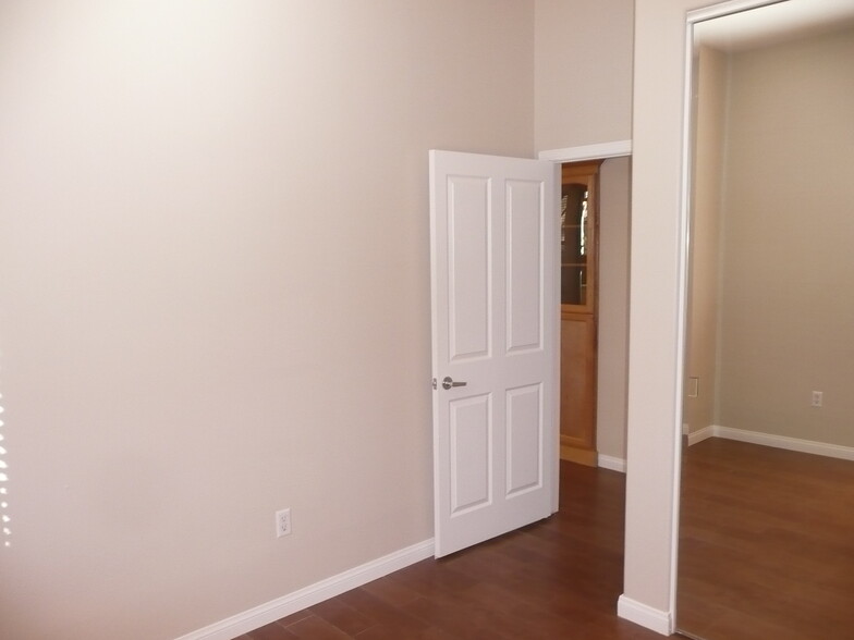 Building Photo - 2630 Dunstan Dr