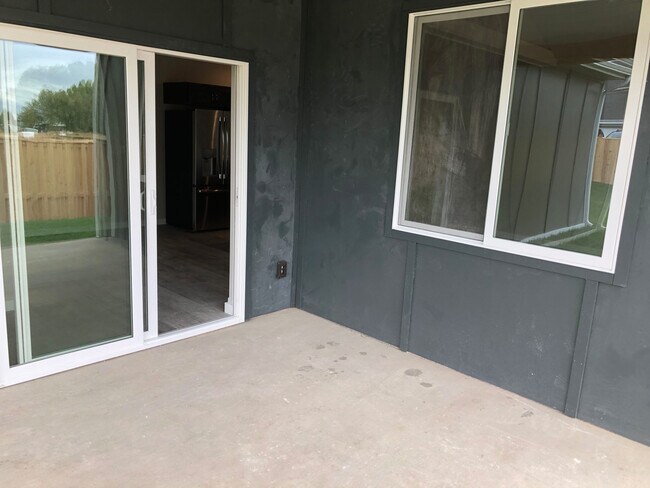 Building Photo - Modern Townhome with Heated Garage