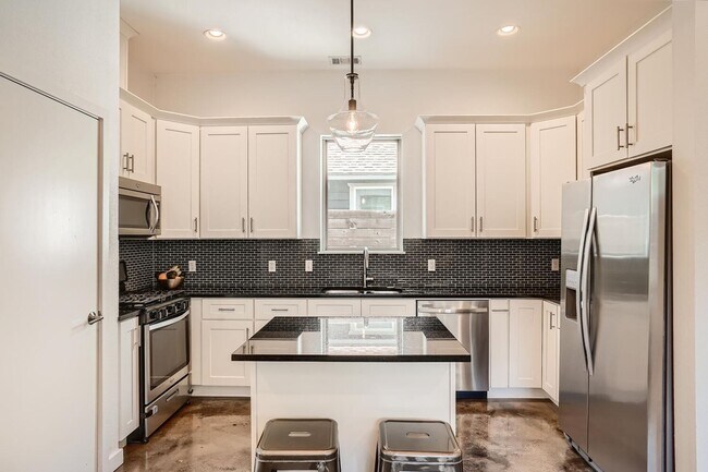 Building Photo - Home for Lease In East Downtown Austin Holly District