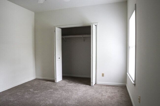 Building Photo - Two Bedroom Townhome!