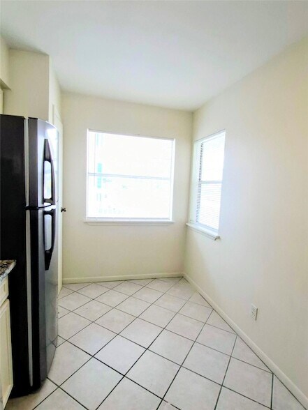 Building Photo - 500 Tiki Dr