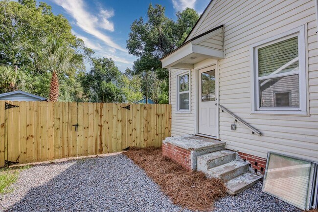 Building Photo - Renovated 2 bdrm home in East Savannah