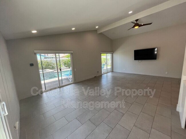 Building Photo - 835 Nueva Vista Dr S