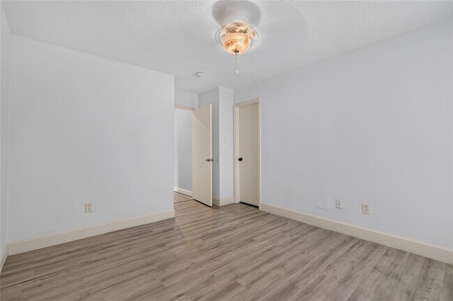 Building Photo - 7206 Glen Rosa Dr
