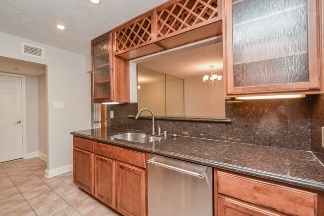 Building Photo - 13859 Hollowgreen Dr