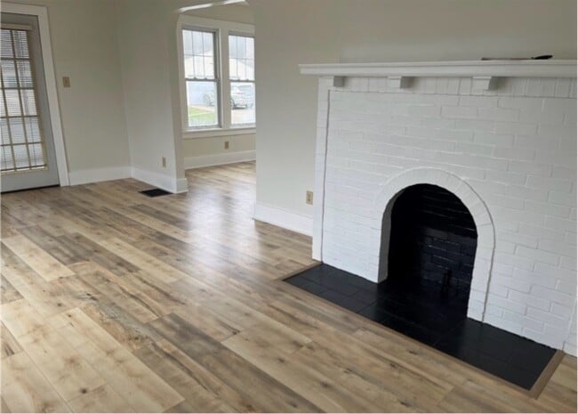 Building Photo - 201 Hollywood Blvd