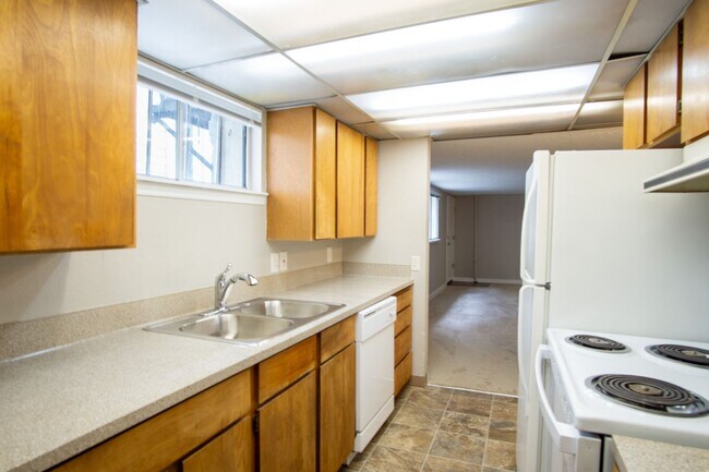 Building Photo - Great NW Location: Spacious 1 Bedroom Ready Now!