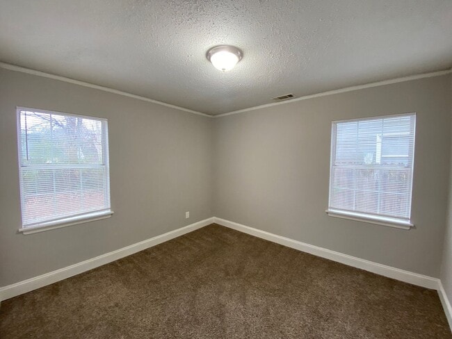 Building Photo - 1311 Robin Hood Ln