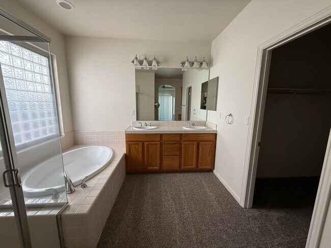 Building Photo - 3588 Silverwood Rd