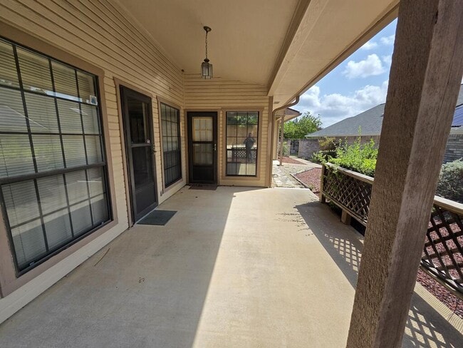 Building Photo - 445 Florian Dr