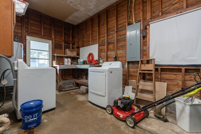 Building Photo - MOVE IN READY 4-bedroom Ranch home nestled in the Heart of Norfolk!