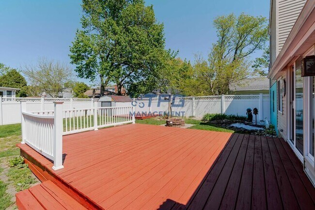 Building Photo - 8 Windsor Dr