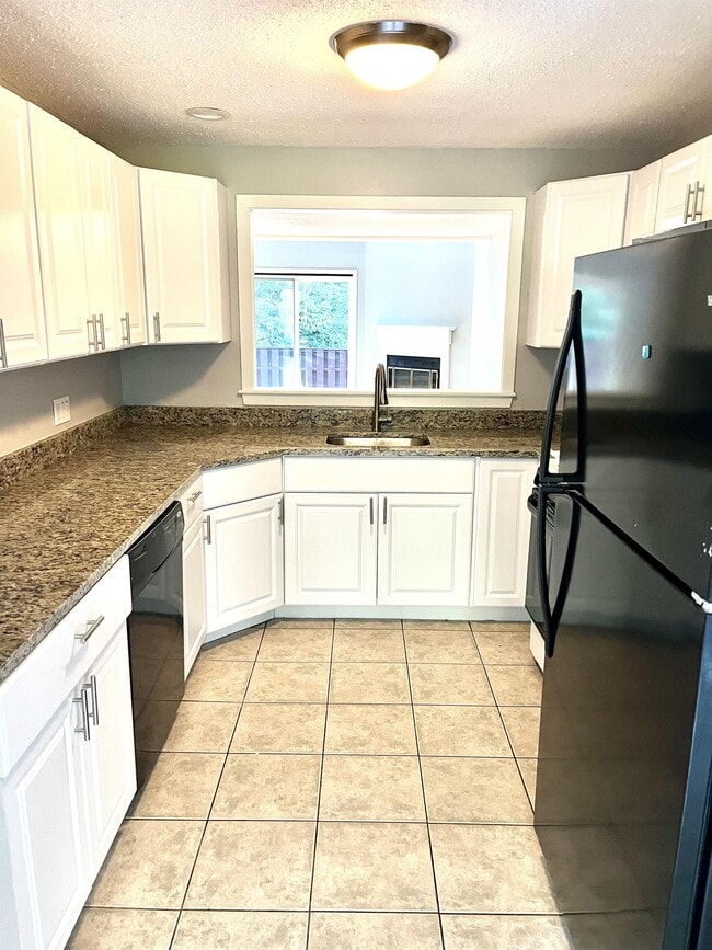 Building Photo - 12 Hawthorne Village