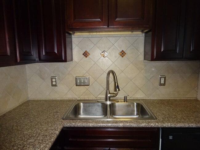 Building Photo - For Lease 1st Floor Unit | 2 Bed, 1 Bath | 860 Sq Ft | Southland Terrace Community |