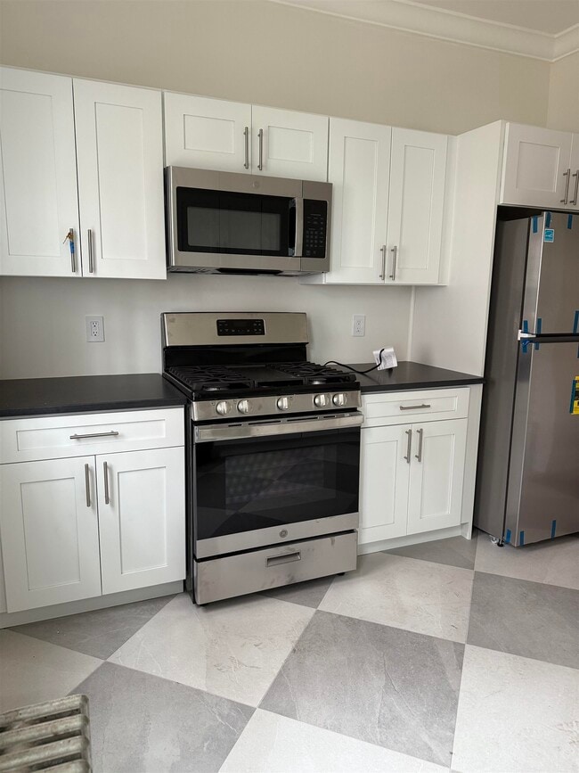 Building Photo - 664 Palisade Ave