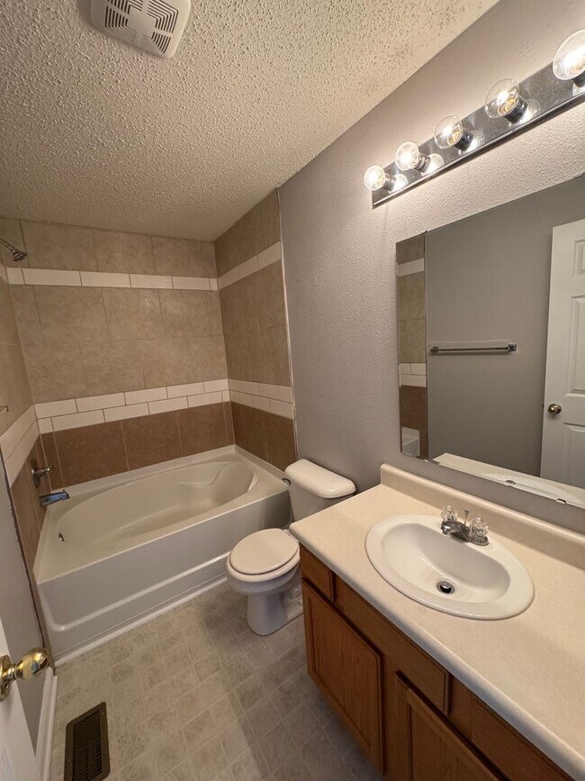 Building Photo - Noblesville 3  - R home