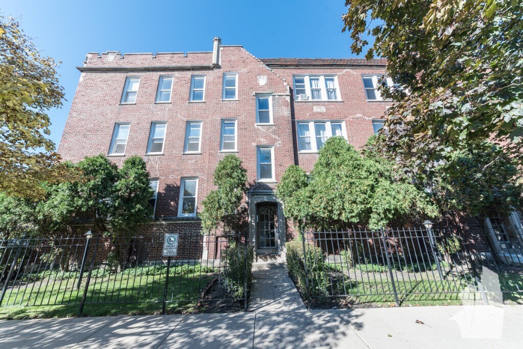 Building Photo - 3040 W Wellington Ave