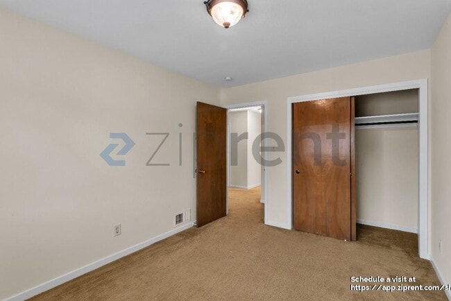 Building Photo - 280 Prague St