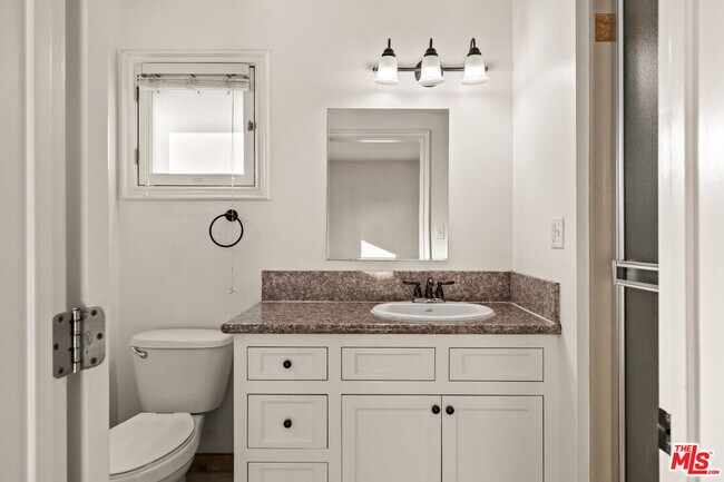 Building Photo - 2667 Menlo Ave