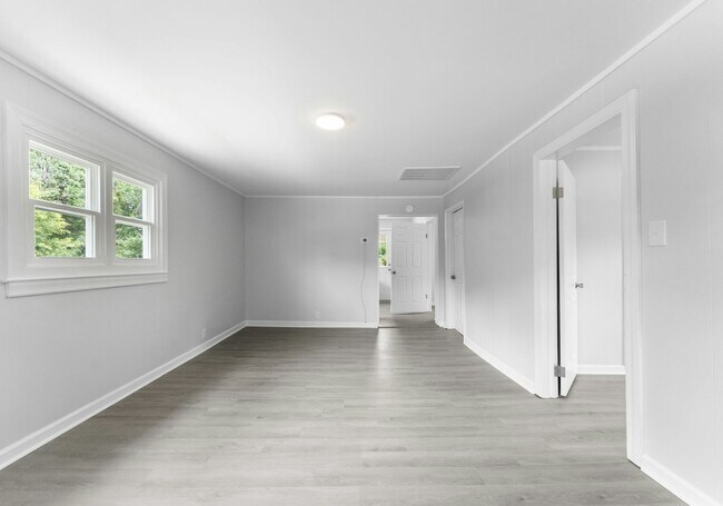 Building Photo - 901 Skyland St