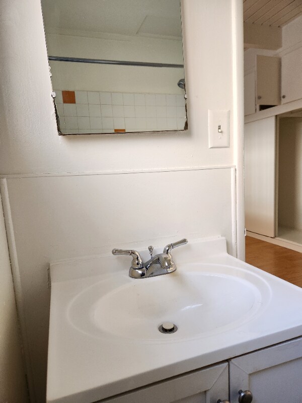 Building Photo - 1909 Beachwood Dr