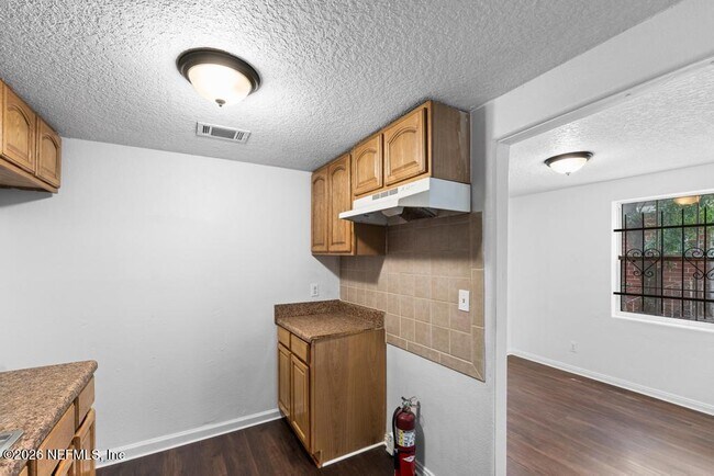 Building Photo - 1424 W 9th St