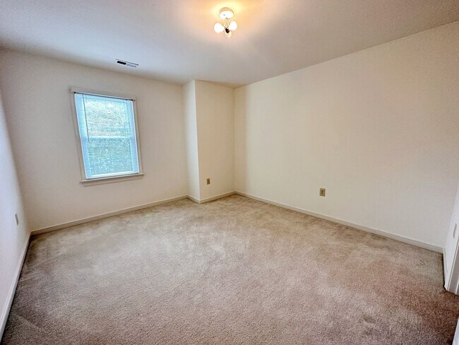 Building Photo - 4 Bedroom Townhouse Near Chesterfield Cour...
