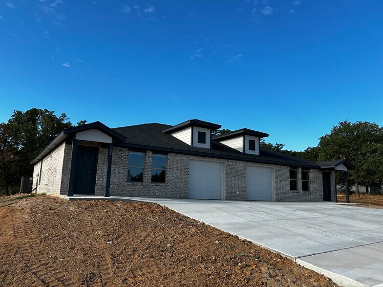 Building Photo - 1400 E Dry Creek Rd