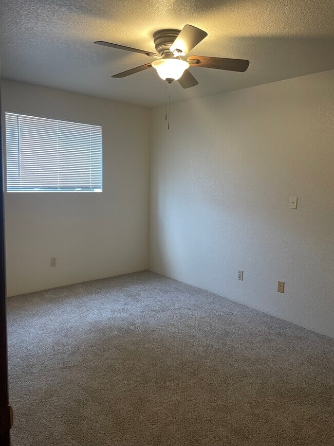 Building Photo - 2485 S Mountain View Dr