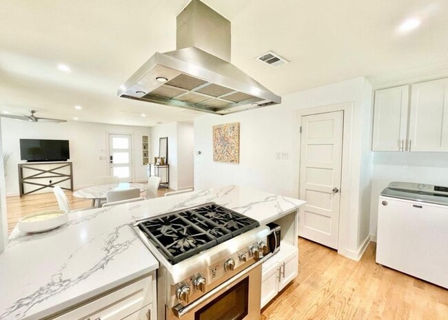 Building Photo - 6623 Kenwell St