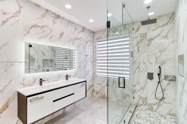 Building Photo - 3810 SW 51st St